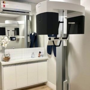 Sala de tomografia odontológica da Clínica Oral Imagem em Salvador, com equipamento vazio